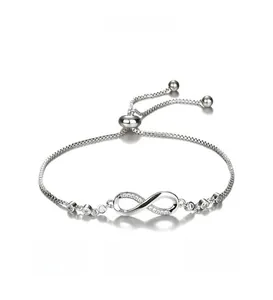 Détail du bracelet Infini en argent S925 avec zircons et fermoir coulissant ajustable