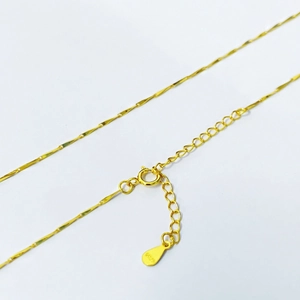 Elegante collana a catena in argento sterling S925 placcato oro con chiusura a moschettone