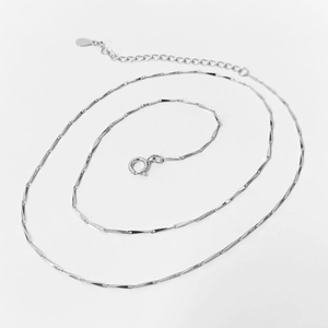 Collana minimalista in argento sterling S925 con chiusura regolabile su sfondo bianco