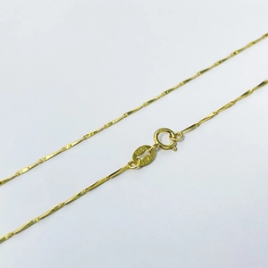 Dettaglio della collana in argento S925 dorato con chiusura a molla e punzone