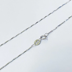 Dettaglio macro della catena in argento sterling S925 con maglie a spirale e chiusura a molla