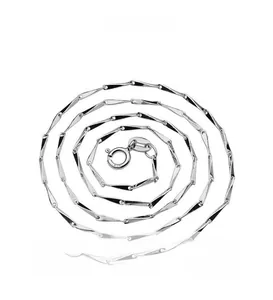 Dettaglio catena in argento sterling S925 con marchio 925 e chiusura a molla
