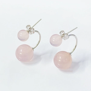 Orecchini a perno in argento S925 con due perle di quarzo rosa naturale, vista a 45 gradi