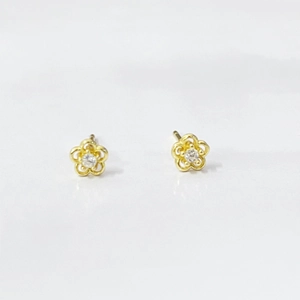 Détail de boucles d'oreilles fleurs en argent s925 avec pétales ajourés et zircon