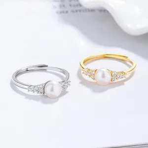 Detail von Süßwasserperlenringen in Silber und Gold mit Zirkonia und verstellbarem Band