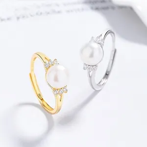 Makroaufnahme von 925 Sterling Silber Ringen mit Süßwasserperlen und Zirkonia-Steinen