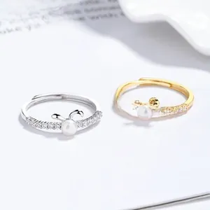 Detail von Silber und Gold Hasenohr-Ringen mit Süßwasserperle und Zirkonia-Pavé-Besatz