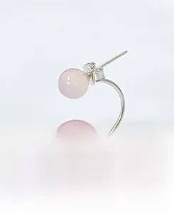 Vista dettagliata dell'orecchino in argento S925 con eleganti perle di cristallo rosa