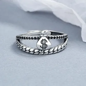 Gros plan d'une bague en argent 925 avec pendentif sac d'argent et zircons noirs brillants
