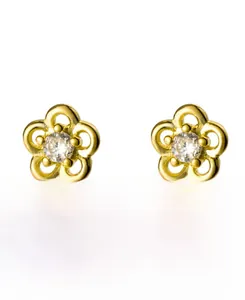 Détail des boucles d'oreilles fleurs en argent s925 doré avec centre en zircon