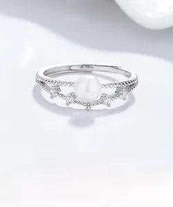 Makroaufnahme von zweilagigem Silberring mit Perle, Zirkonia-Akzenten und offenem Design