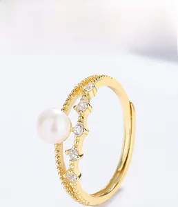 Detail eines S925 Sterlingsilberrings mit Doppelbeschichtung, weißer Perle und Zirkonen