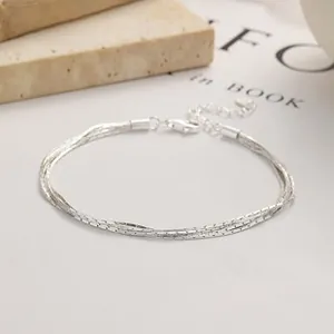 Dettaglio del bracciale a triplo strato in argento 925 a catena con chiusura regolabile