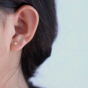 Boucles d'oreilles fleurs en argent S925 avec zircone cubique et finition dorée