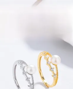 Detail von versilberten und 18 Karat vergoldeten Perlenringen mit Zirkonia-Akzenten