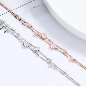 Détail de bracelets en argent 925 avec breloques patte de chat en émail rose et perles