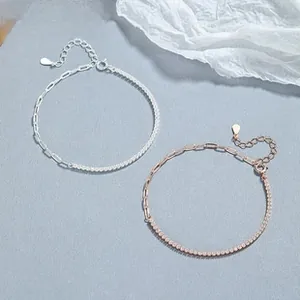 Dettaglio di bracciali multistrato in argento sterling 925 in finiture argento e oro rosa