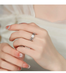 Close-up of 925 silver leaf ring with natural freshwater pearl and zircon on model hand