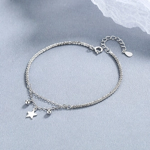 Dettaglio del bracciale in argento sterling 925 con ciondolo a stella e catena regolabile