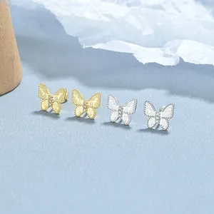 Détail de boucles d'oreilles papillon en argent 925 avec zircons en doré et argenté