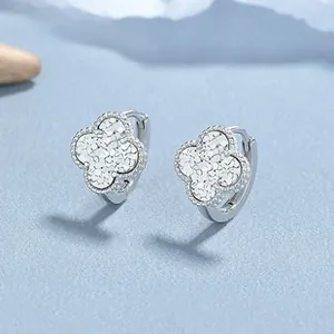 Détail de boucles d'oreilles trèfle en argent sterling 925 avec zircons blancs brillants