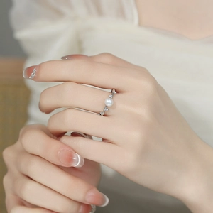 Elegant 925 silver open ring with freshwater pearl and zircon stones on a model's hand