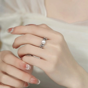 Elegant 925 silver leaf ring with natural freshwater pearl and zircon on finger