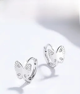 Vue macro des boucles d'oreilles papillon en argent 925 avec zircons blancs brillants