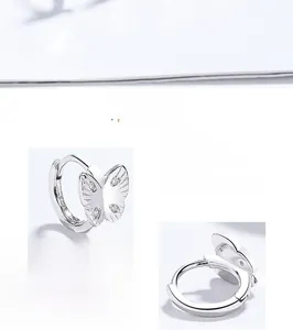 Vue détaillée des boucles d'oreilles papillon en argent S925 avec incrustation de zircon
