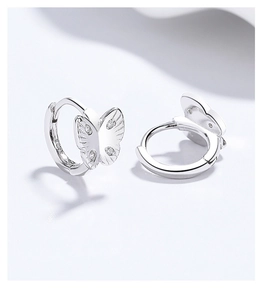 Détail macro de boucles d'oreilles papillon en argent avec incrustation de zircons brillants