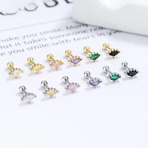 Vue détaillée des boucles d'oreilles en argent 925 avec gemmes marquise et fermoirs à vis