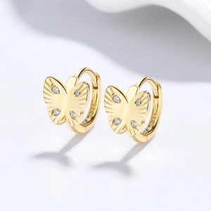 Boucles d'oreilles papillon en argent 925 doré avec zircons sur fond blanc épuré