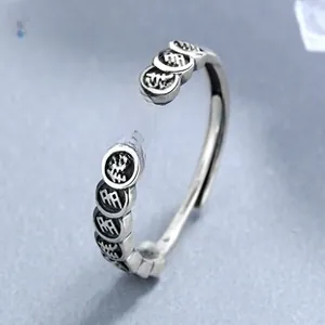 Vista macro dell'anello vintage in argento 925 con design a moneta e incisione portafortuna