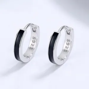 Détail montrant le poinçon S925 et l'incrustation d'émail noir sur la boucle d'oreille créole