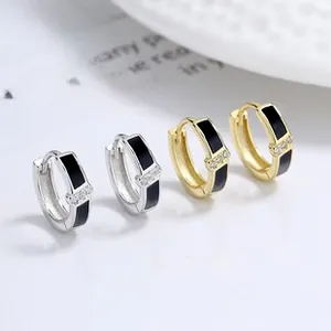 Détail de créoles en argent sterling 925 avec émail noir et incrustation de zircon