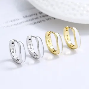 Dettagli dei cerchi in argento e oro con marchio S925 e finitura in smalto