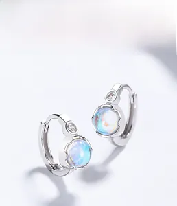 Vista dettagliata di orecchini in argento S925 con pietra iridescente e zircone