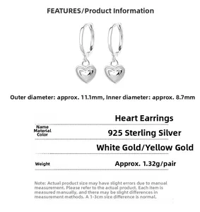 Dettaglio macro degli orecchini a cerchio a cuore in argento 925 con dimensioni