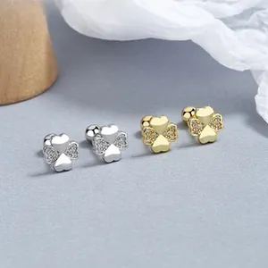 Gros plan des boucles d'oreilles trèfle en argent S925 avec pavé de zircons et fermoir