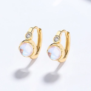 Eleganti orecchini in argento 925 placcato oro con pietra di luna e zirconi di design
