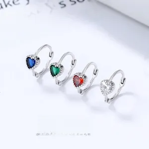 Vue macro de boucles d'oreilles cœur en argent 925 avec zircons colorés au design chic