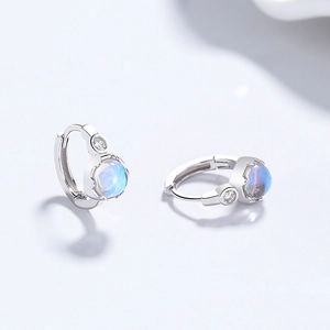 Orecchini a cerchio in argento 925 con pietra di luna e accenti in zircone lucido
