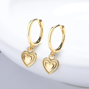 Eleganti orecchini a cuore dorati con finitura lucida e design a cerchio per donna