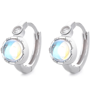 Orecchini a cerchio in argento 925 con pietra di luna e zirconi su sfondo bianco puro