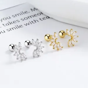 Vue détaillée des boucles d'oreilles en argent S925 avec zircons marquise dorés et argentés