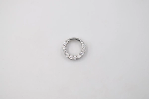 Détail d'un pendentif en argent S925 serti de micro-oxydes de zirconium brillants