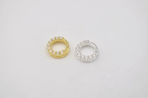 Détails de pendentifs ronds plaqués argent et or avec pierres de zircon blanc pavées