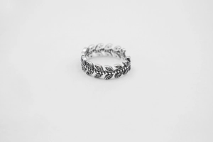 Detailed close-up of vintage S925 sterling silver leaf pattern open ring with zircons