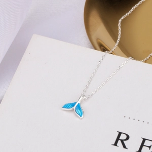 Élégant collier en argent S925 avec pendentif queue de baleine en émail bleu sur papier
