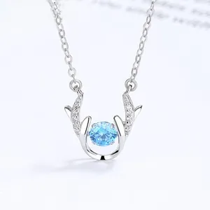 Détail du pendentif en argent s925 en forme de bois de cerf avec cristal bleu scintillant